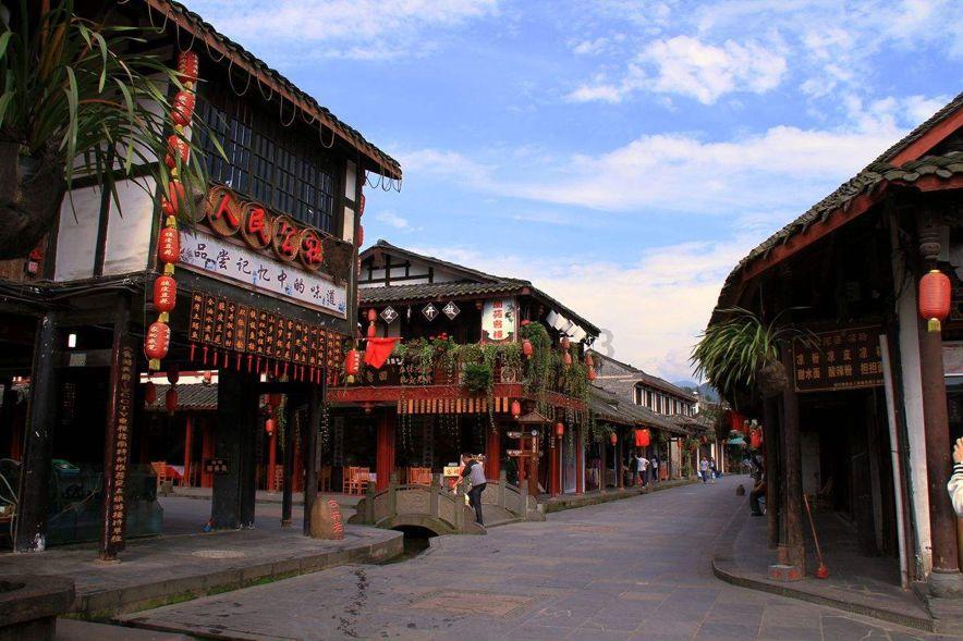 网传一公职人员醉酒在门店内小便，还辱骂门店相关人员